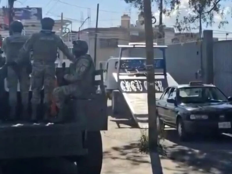 Hombre toma taxi para huir de sus agresores; lo alcanzan y le disparan