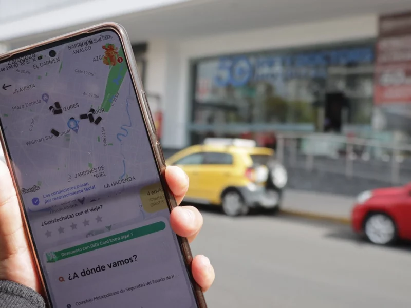 Conductores de Uber y Didi deben tener licencia mercantil como taxistas para operar en Puebla 