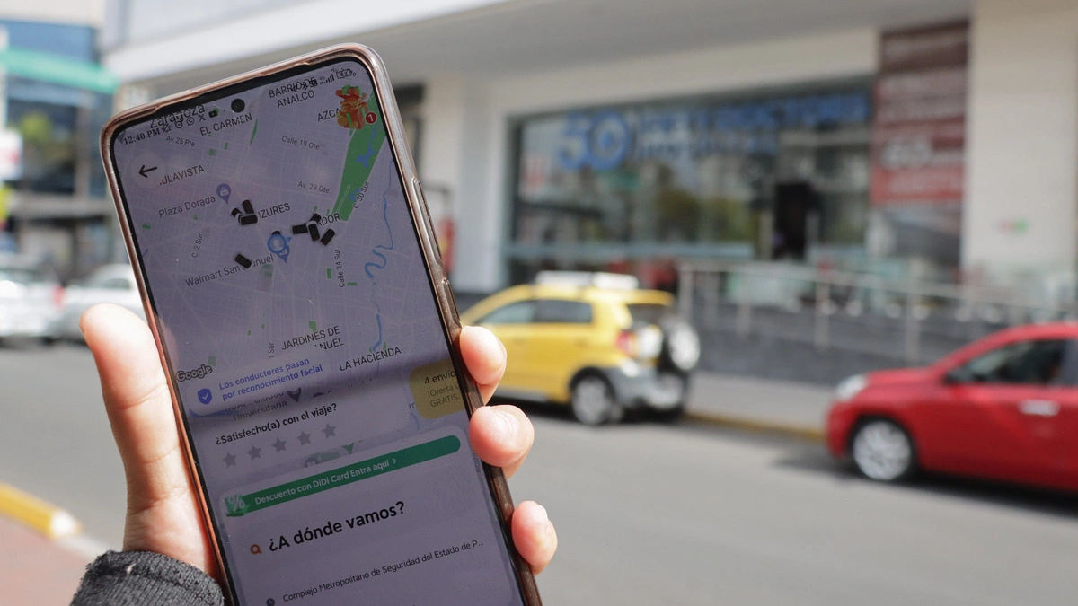 Conductores de Uber y Didi deben tener licencia mercantil como taxistas para operar en Puebla 
