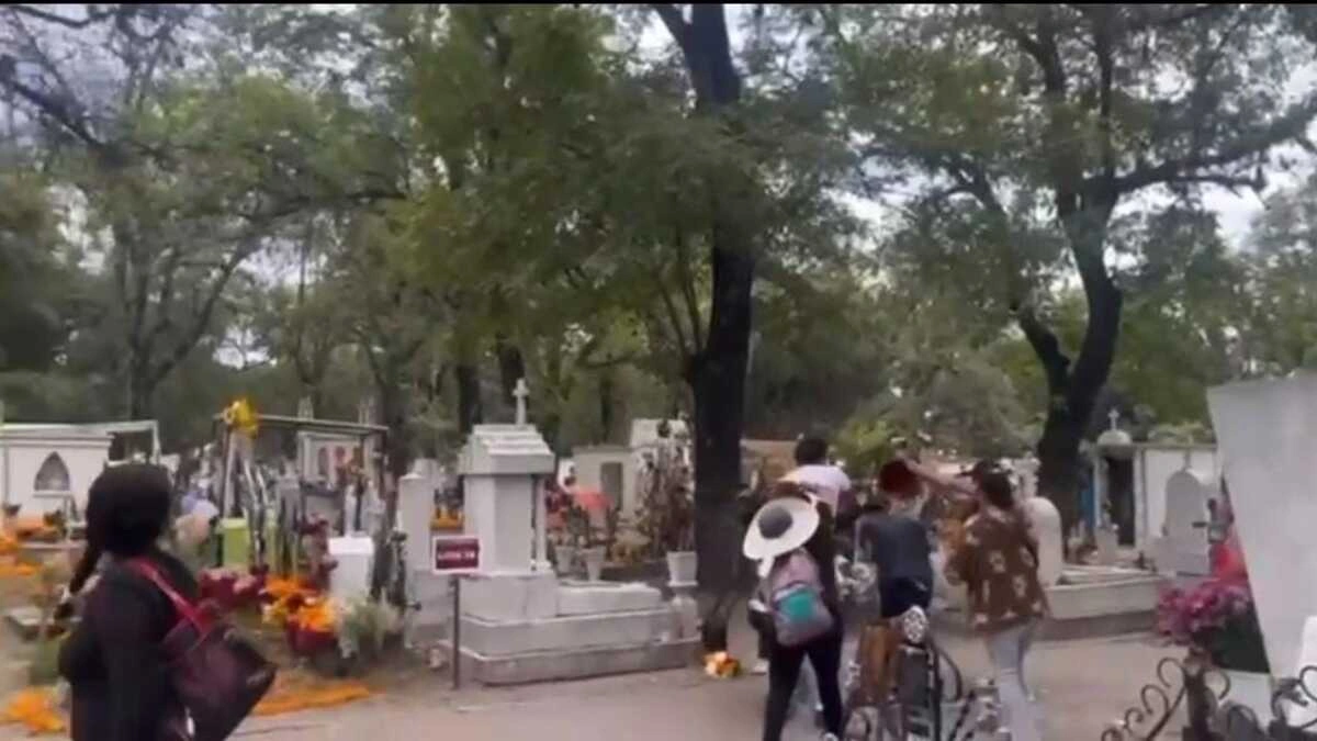 VIDEO: Abejas atacan a familia en el Panteón Municipal de Puebla