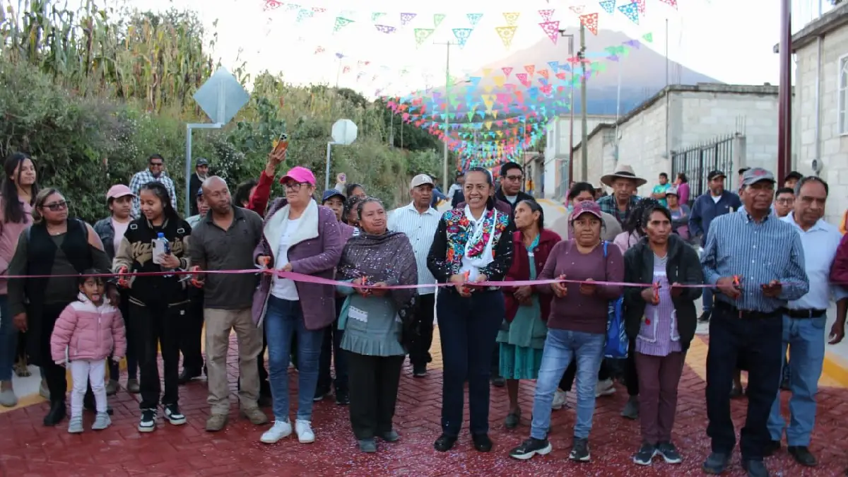 Ariadna Ayala inaugura pavimentación en San Pedro Benito Juárez en Atlixco