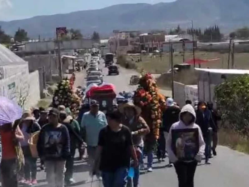En Palmarito Tochapan dan el último adiós a policía emboscada en Huixcolotla