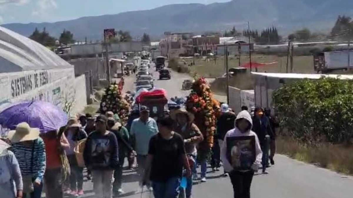 En Palmarito Tochapan dan el último adiós a policía emboscada en Huixcolotla