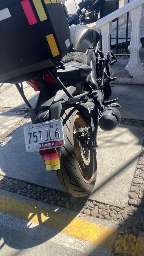Para robar una motocicleta, hombres se hicieron pasar por repartidores en La Paz.