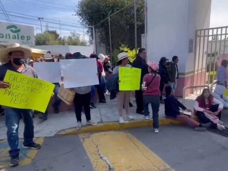 Campesinos toman el SAT de la Recta a Cholula
