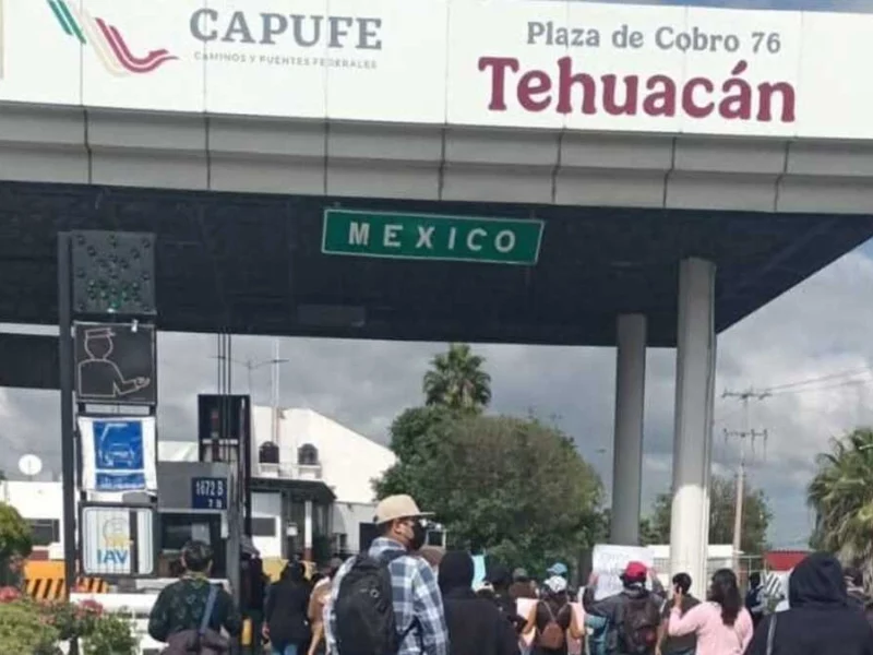 Estudiantes del Tecnológico de Tehuacán toman la caseta de San Lorenzo