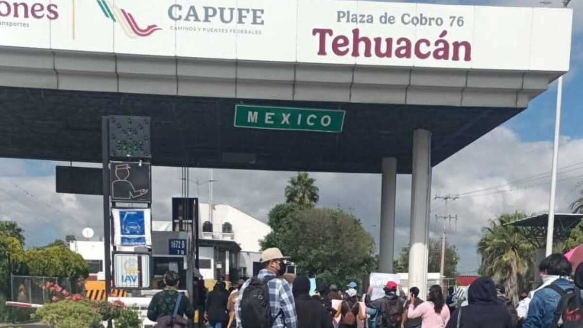 Estudiantes del Tecnológico de Tehuacán toman la caseta de San Lorenzo