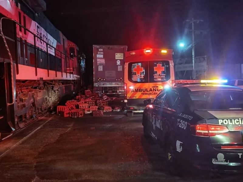 Un tren embiste tráiler de Coca Cola que intentó ganarle el paso en Tehuacán  