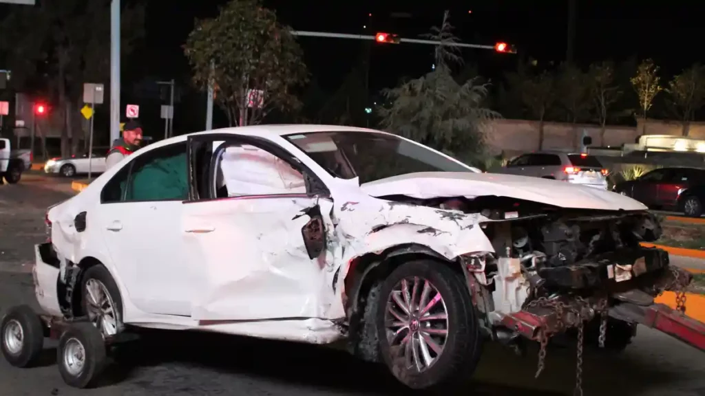 Mustang destrozado en un accidente en la Vía Atlixcáyotl.