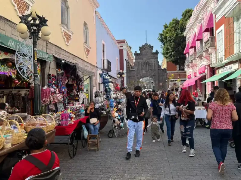 Previo a la Navidad se desborda el ambulantaje en el Centro Histórico de Puebla