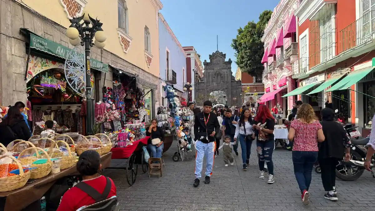 Previo a la Navidad se desborda el ambulantaje en el Centro Histórico de Puebla