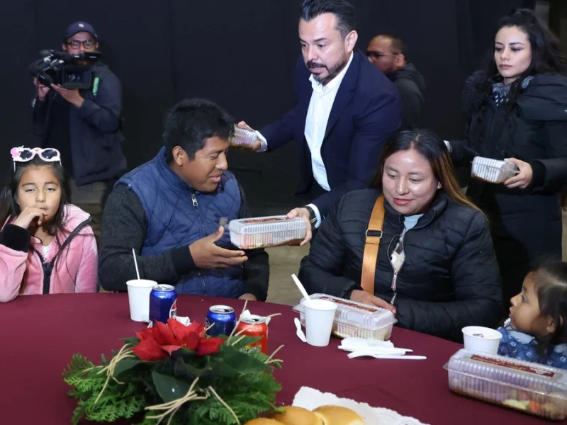 Cena navideña en Puebla: García Parra reparte platillos a familias en el Centro Expositor 