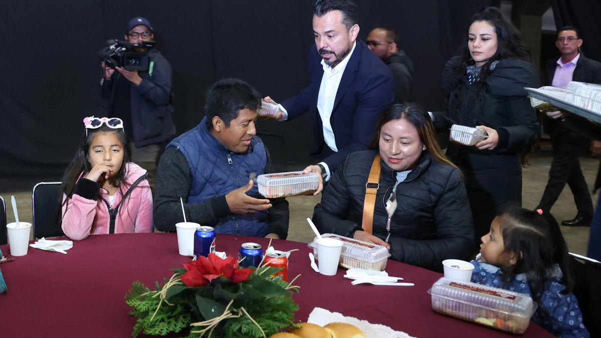 Cena navideña en Puebla: García Parra reparte platillos a familias en el Centro Expositor 