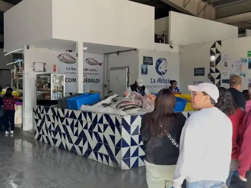 Personas comprando en el Mercado de Mariscos en Puebla este 31 de diciembre.