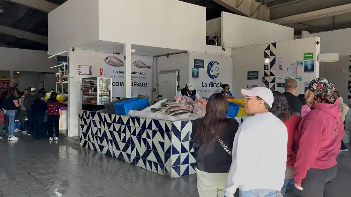 Personas comprando en el Mercado de Mariscos en Puebla este 31 de diciembre.