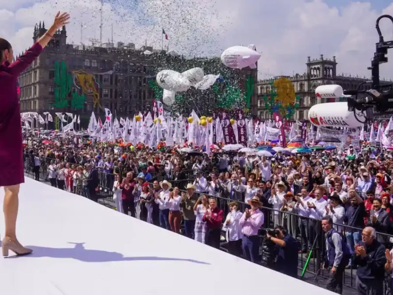 Simpatizantes abarrotan el Zócalo de la CDMX para el mitin de Claudia Sheinbaum.