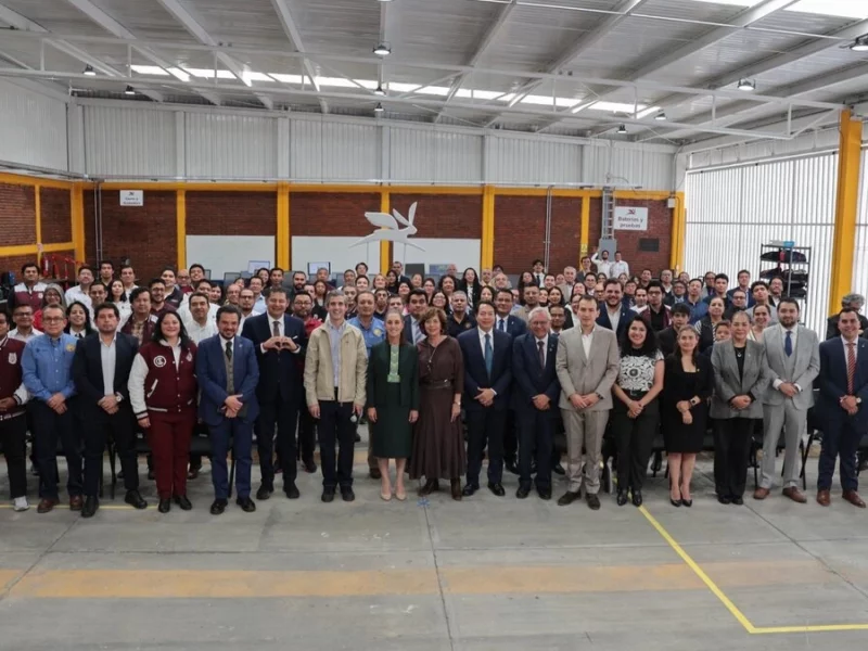 Sheinbaum visita al equipo de diseño de Olinia en Puebla  