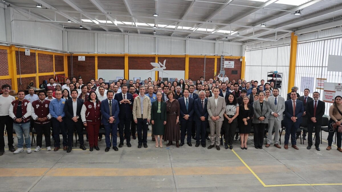 Sheinbaum visita al equipo de diseño de Olinia en Puebla  