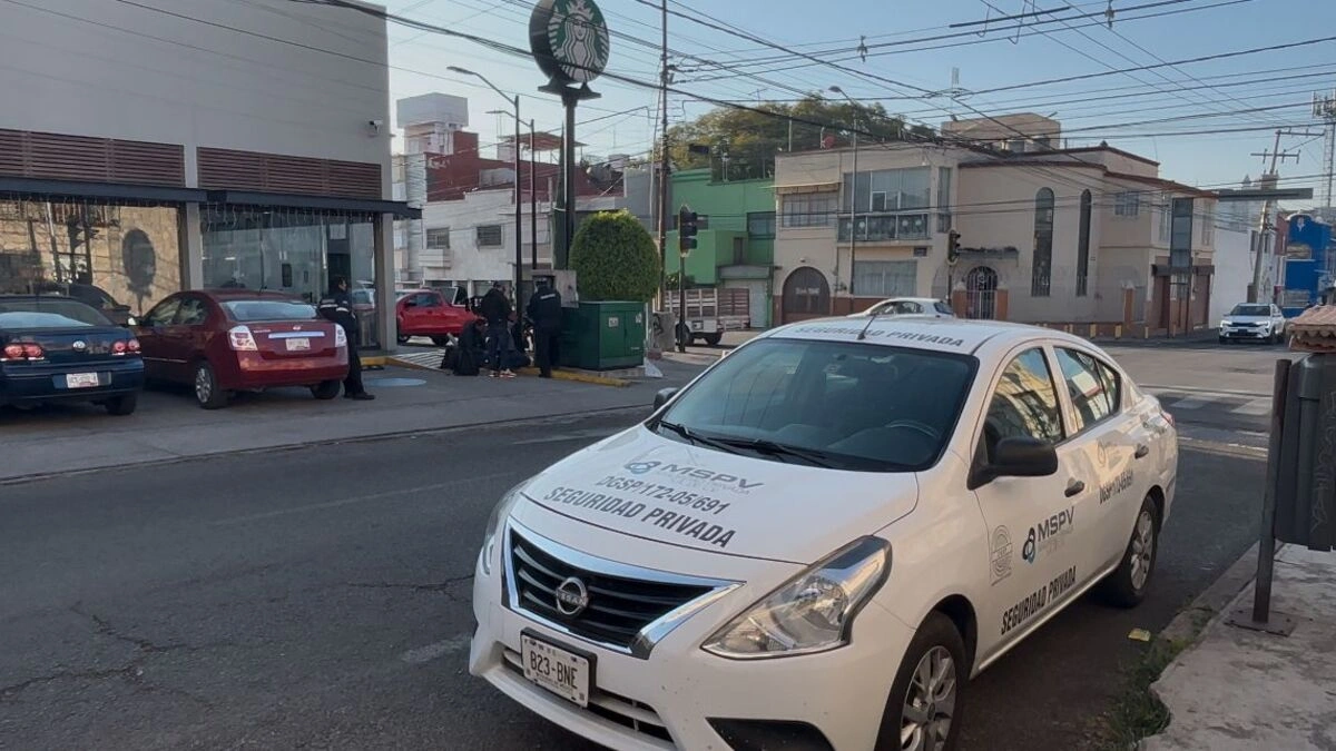 Delincuentes roban pastillas de luz para asaltar el Starbucks de la 25 Oriente 