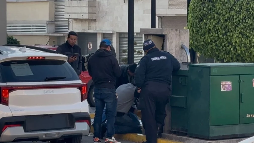 Elementos de seguridad privada se percataron de que unos hombres querían asaltar el Starbucks de la 25 Oriente.