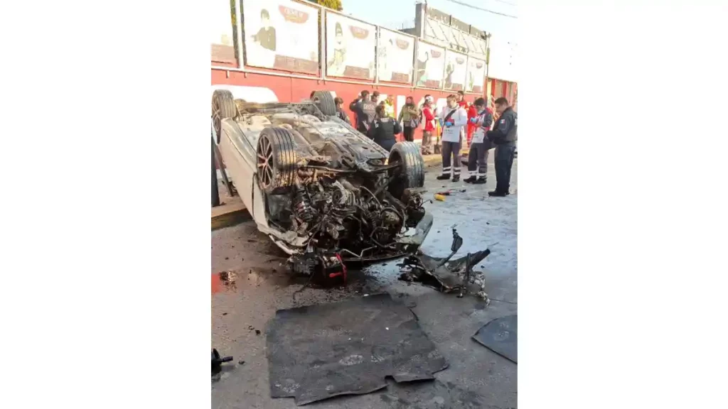 Auto dañado en la volcadura registrada este 20 de diciembre en la lateral de la Calzada Zaragoza.