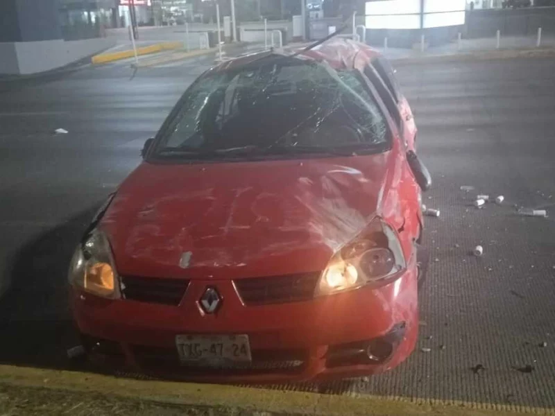 Otra vez por exceso de velocidad automovilista choca en la Vía Atlixcáyotl