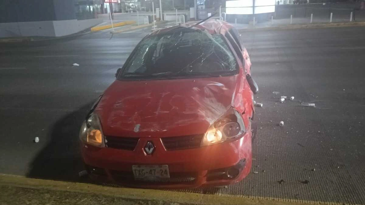 Otra vez por exceso de velocidad automovilista choca en la Vía Atlixcáyotl