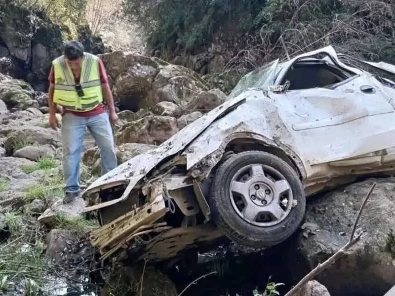Muere conductora tras caer con su auto del puente Totolapa en Huauchinango