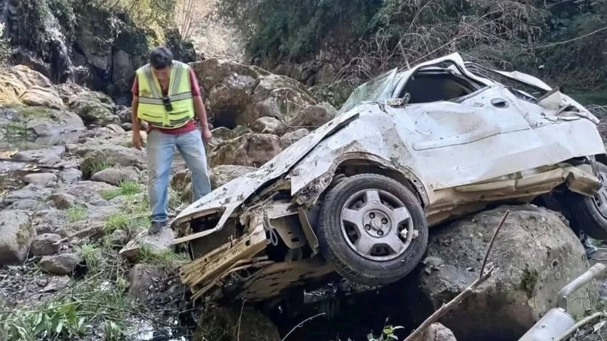Muere conductora tras caer con su auto del puente Totolapa en Huauchinango