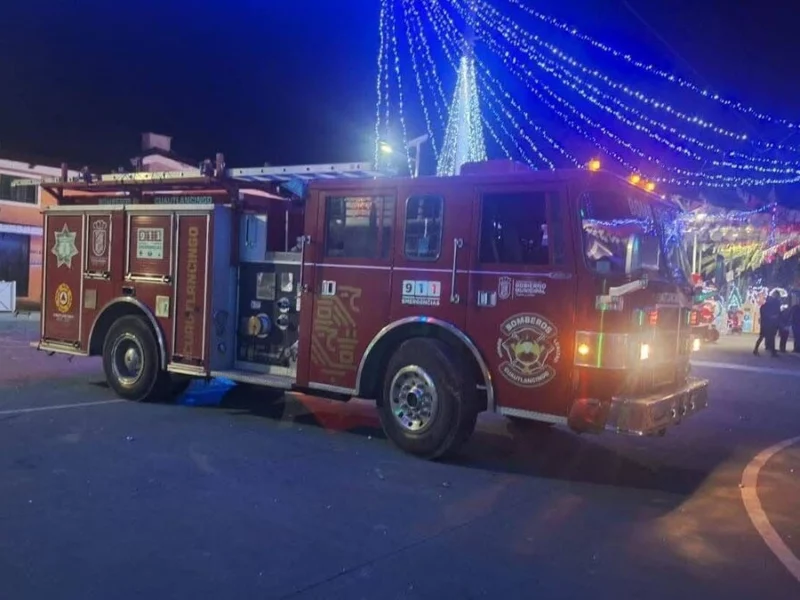 Niños incendian árbol de Navidad en la explanada de Sanctórum en Cuautlancingo