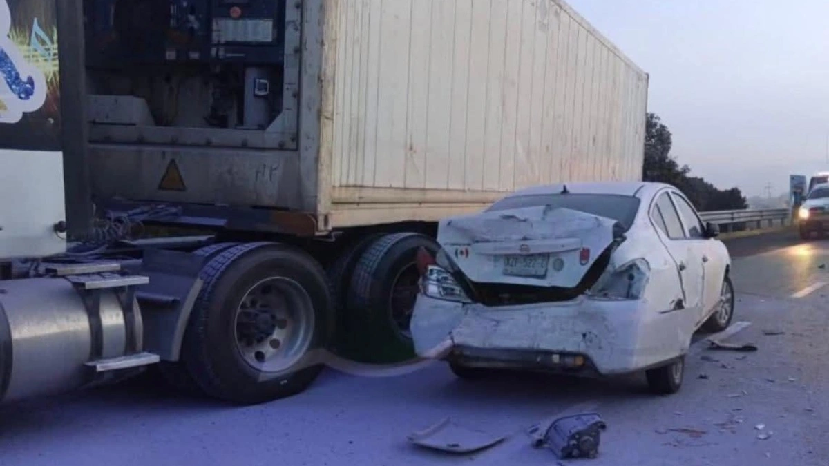 Asaltan tráiler con logotipos de los Junior Klan en autopista Amozoc-Perote