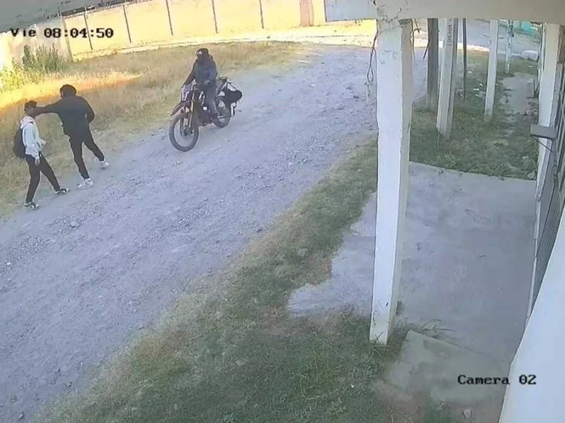 VIDEO: Captan violento asalto a estudiante en Jardines de Santiago  