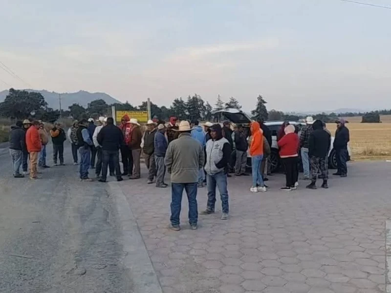Se cumplen 12 horas de bloqueo en la Puebla-Orizaba por agricultores ligados a “El Toñín”