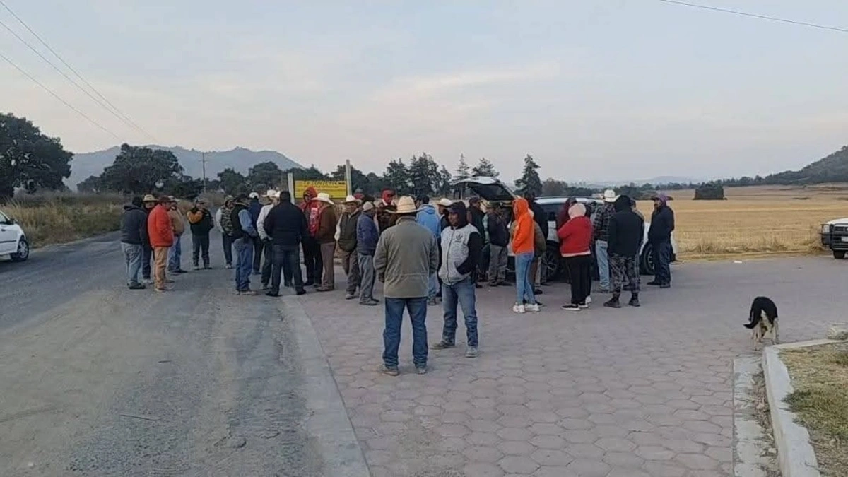 Se cumplen 12 horas de bloqueo en la Puebla-Orizaba por agricultores ligados a “El Toñín”