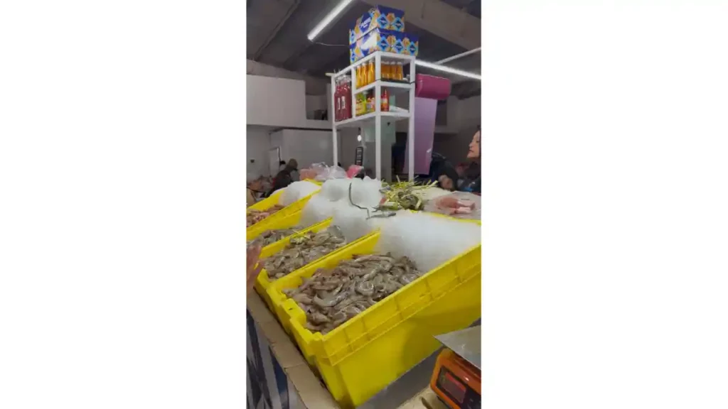 Camarones frescos en el Mercado de Pescados de Puebla.