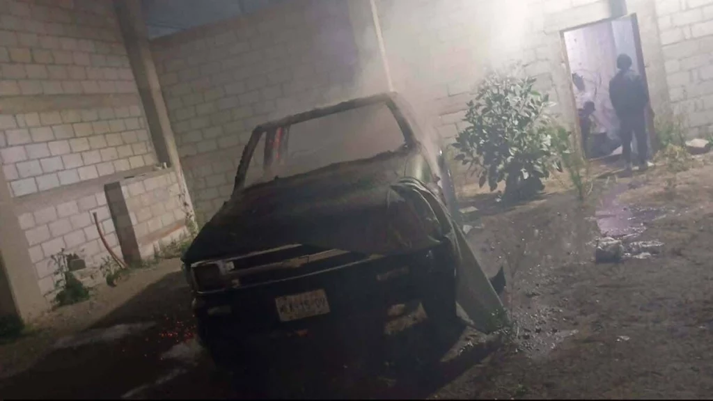 Sólo se sabe hombres ingresaron a la casa del exalcalde de Palmar de Bravo para incendiar sus camionetas.