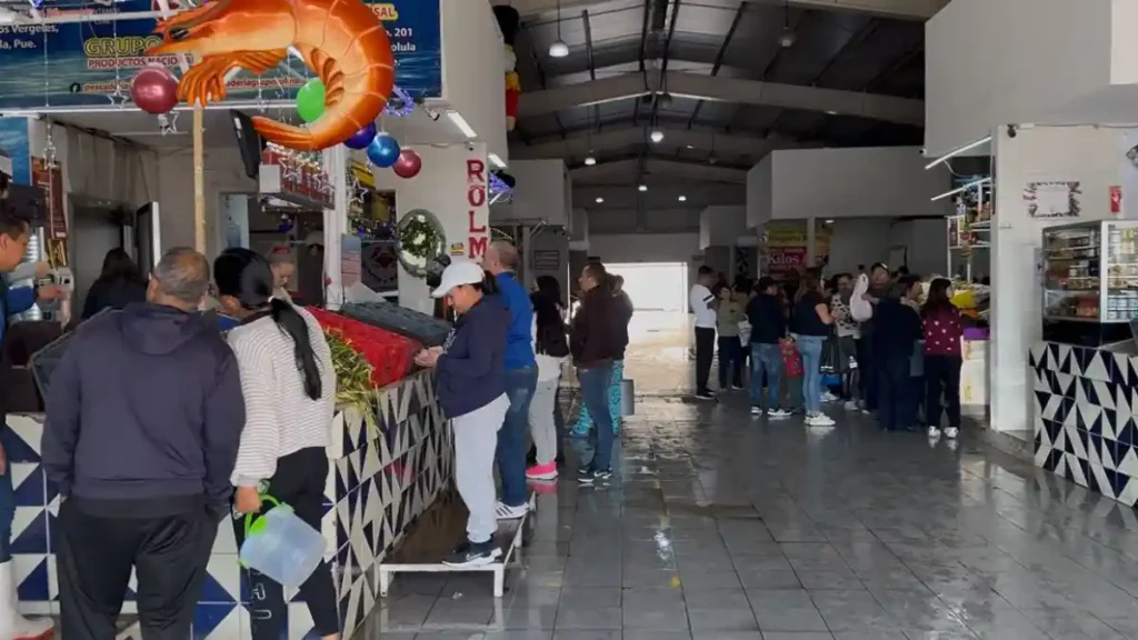 Familias poblanas comprando mariscos para la cena de Año Nuevo.