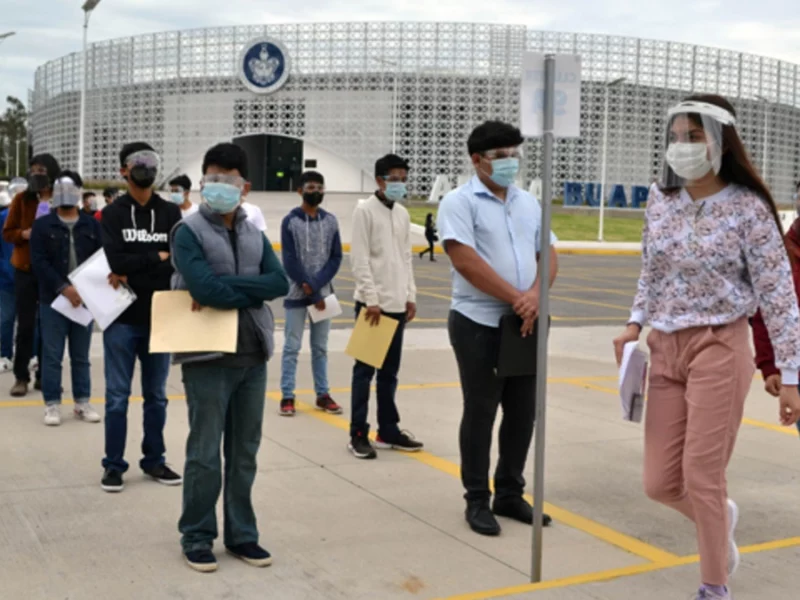 BUAP ordena regreso del uso de cubrebocas por aumento en casos de influenza  