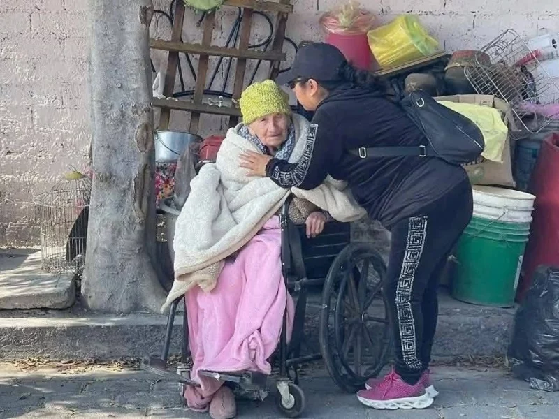 Hijo y nieta sacan a abuelita de 103 años de su casa en Tehuacán