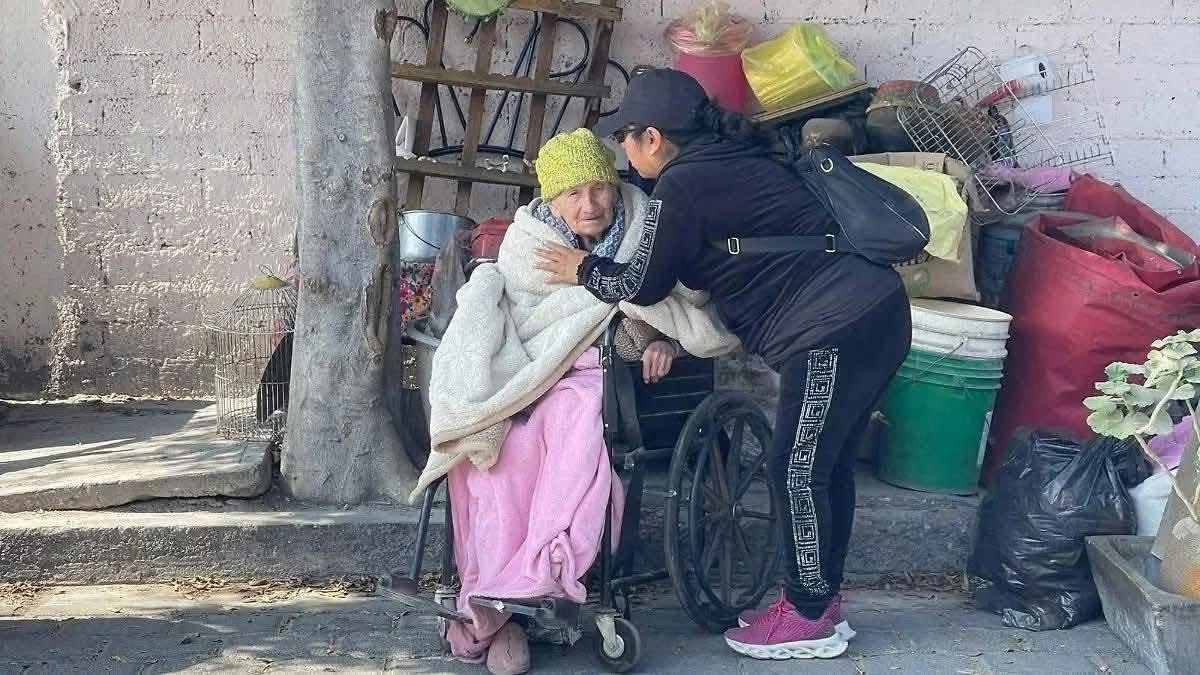 Hijo y nieta sacan a abuelita de 103 años de su casa en Tehuacán