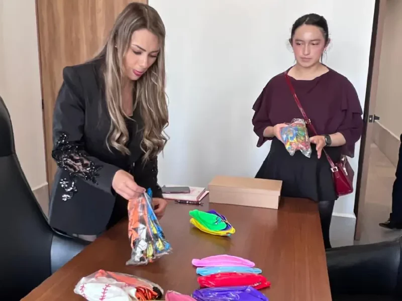 Comparte María de la Barreda alegría con donación de juguetes en fiestas decembrinas