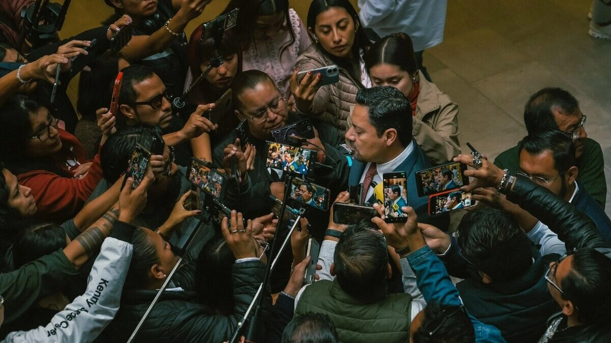 Villegas propone que escuelas de Puebla tengan cámaras de videovigilancia y botones de alerta 