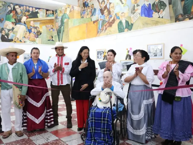 Ariadna Ayala inaugura la exposición "Regreso al origen", antología de Antonio Sosa en Atlixco.