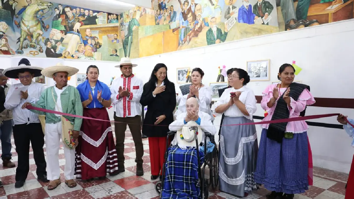 Ariadna Ayala inaugura la exposición "Regreso al origen", antología de Antonio Sosa en Atlixco.