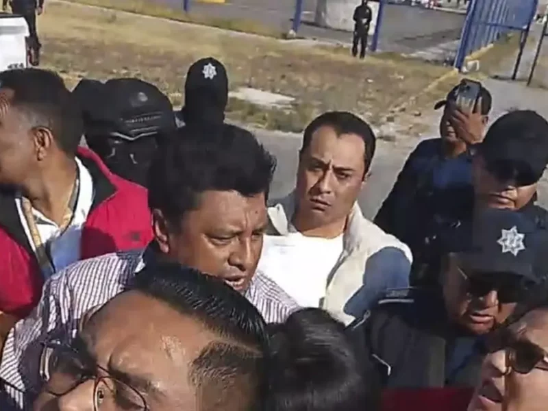 Entre empujones, Fiscalía reaprehende a Giovani González Vieyra al salir del penal de Tepexi