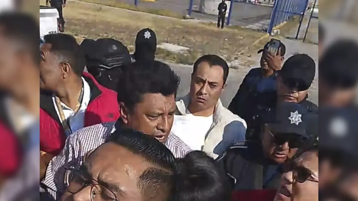 Entre empujones, Fiscalía reaprehende a Giovani González Vieyra al salir del penal de Tepexi