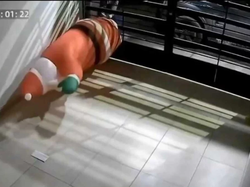 Grinch poblano se roba a Santa Claus y queda grabado en VIDEO