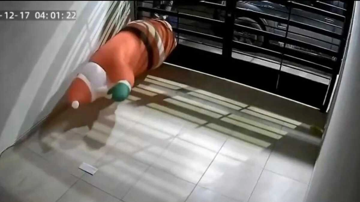 Grinch poblano se roba a Santa Claus y queda grabado en VIDEO