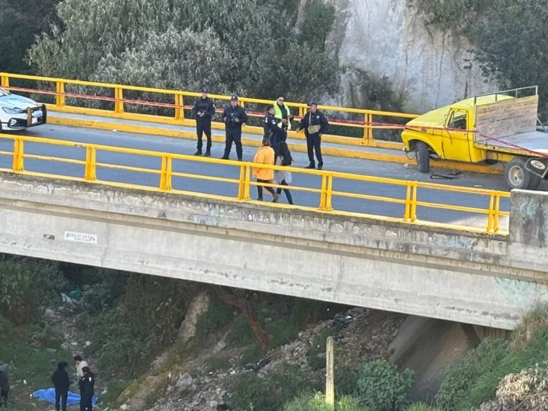 Hombre choca, cae hacia una barranca y muere en San Miguel Canoa  