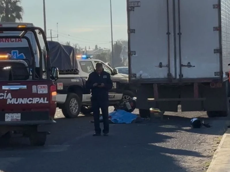 Muere comerciante al chocar su motocicleta contra un tráiler en Zacatepec 